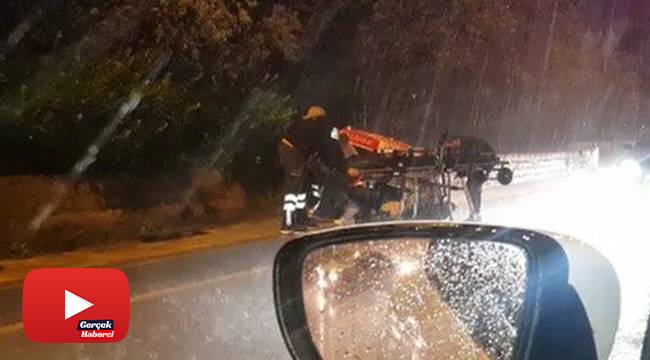 Plajdan söktüğü şemsiye ile sağanak yağışta yaralının yardımına koştu