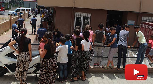 Polis hem çatıdaki vatandaşla hem sosyal mesafeyi hiçe sayan kalabalıkla uğraştı