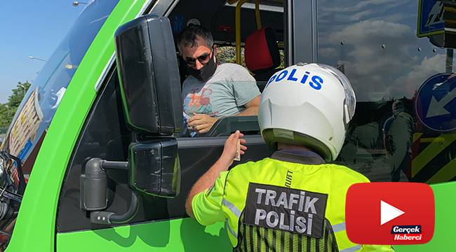 Polisle tıka basa dolu minibüs arasında nefes kesen kovalamaca kamerada