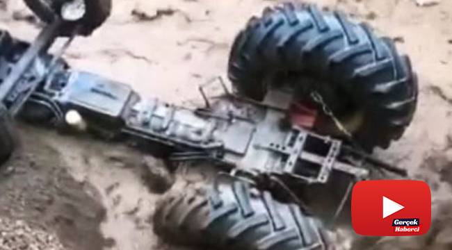 Sel suları traktörü böyle yuttu