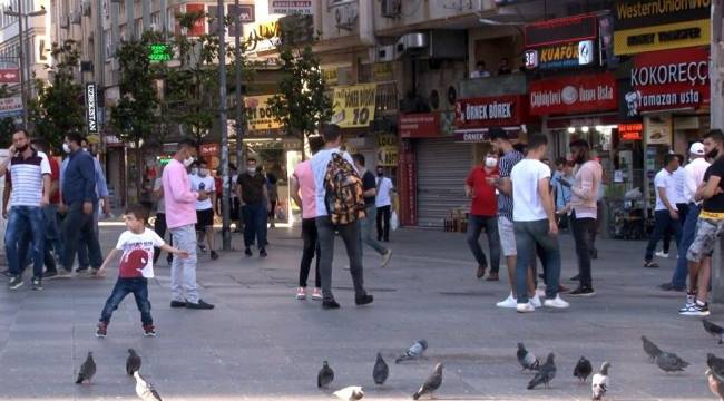 Sokağa çıkma kısıtlaması sona erdi: Trafikte ve meydanlarda yoğunluk oluştu