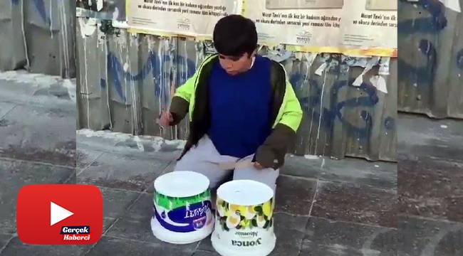 Sokakta yoğurt kovalarıyla ünlü bateristlere taş çıkarttı