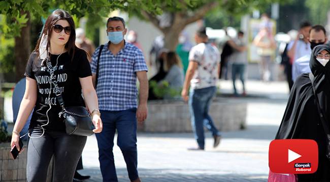Yaşlılar yüzüne gençler bileğine ve kulağına takıyor