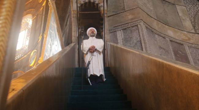 Ali Erbaş kılıcı çok sevdi; bayram namazında da minbere kılıçla çıktı!