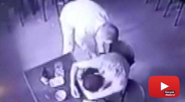Alkol masasında arkadaşı sızınca cüzdanını boşalttı