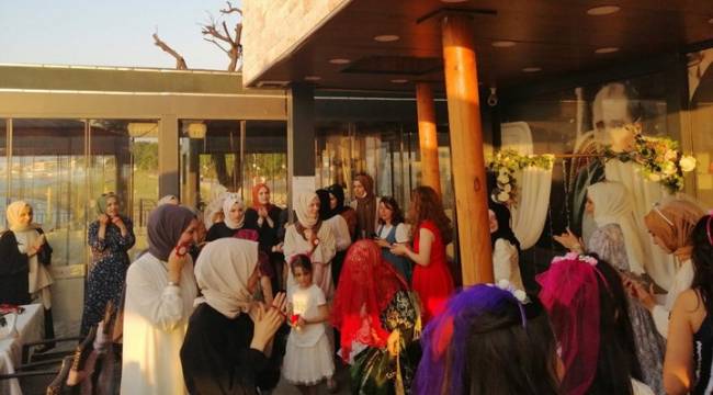 Atatürk’ün ‘yürüyen köşkü’nde sazlı sözlü kına gecesi düzenlendi