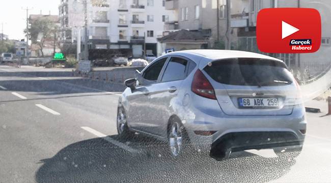 Ayağını camdan çıkarıp otomobil kullanan sürücü 'pes' dedirtti