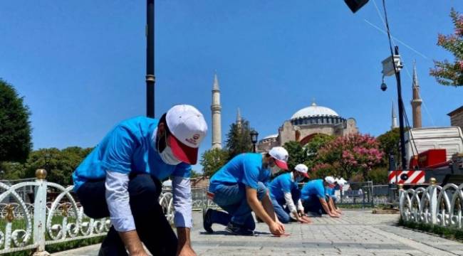 Ayasofya çevresinde Cuma namazı için sosyal mesafe stickersları yapıştırıldı