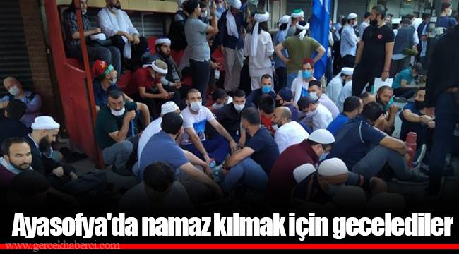 Ayasofya'da namaz kılmak için gecelediler