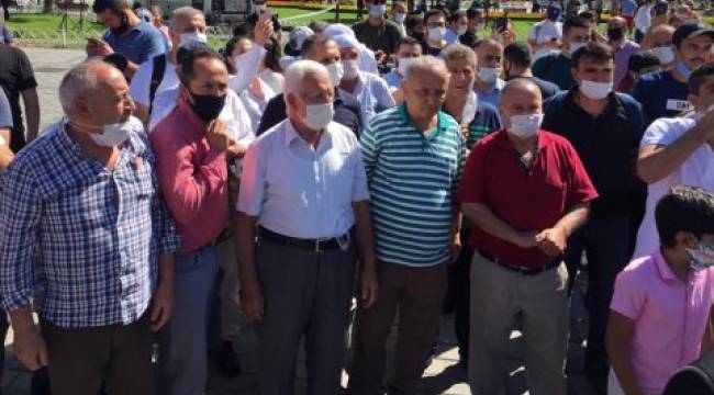 Ayasofya'nın önünde bekleyen bazı vatandaşlar, Danıştay kararının ardından tekbir getirdi
