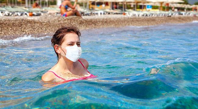 Bilim Kurulu üyesinden tatile gideceklere uyarı: Deniz ve göl kenarları gibi açık havada olmak virüsün bulaşmayacağı anlamına gelmiyor, maske ve mesafeye dikkat