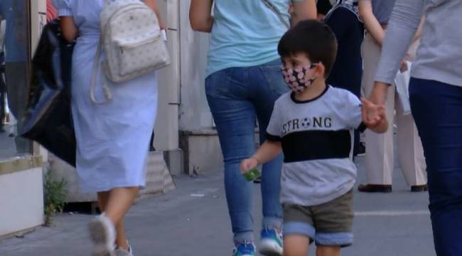 Çocuklara desenli maske taktırırken dikkat