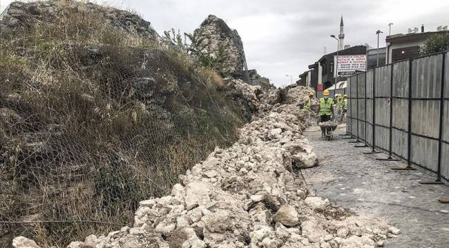 Fatih'te tarihi surların bir bölümü çöktü