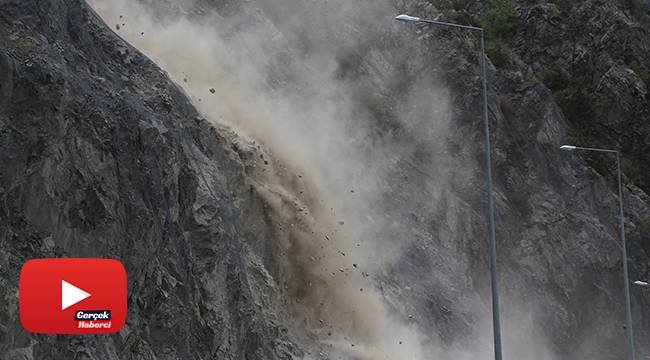 Görenler heyelan zannetti, yamaçtaki dev kayalar temizlendi