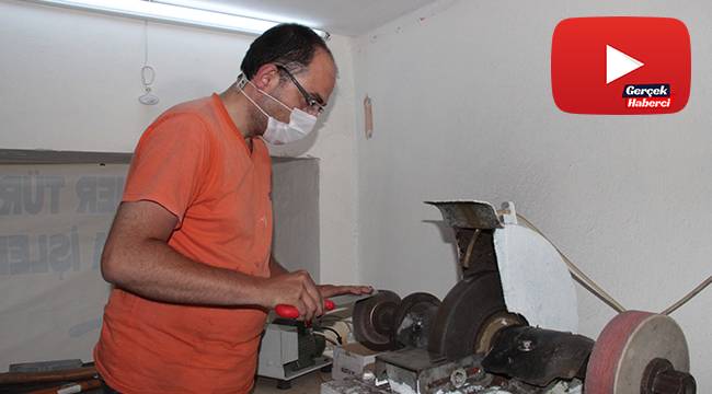 Görme engelli adam 20 yıldır bıçak bileme işi yapıyor
