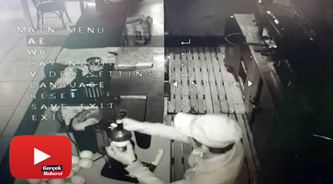 İstanbul'da hırsızlık için girdiği iş yerinde 'portakal suyu' sıkan hırsız kamerada