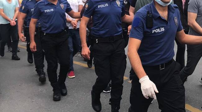 İzmir'de FETÖ'nün hücre evlerine düzenlenen operasyonda 25 kişi gözaltına alındı