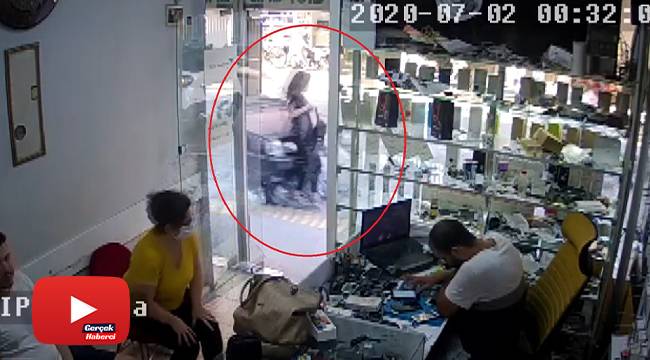 Kaldırımda yürüyen kadına otomobilin çarpma anı güvenlik kamerasında