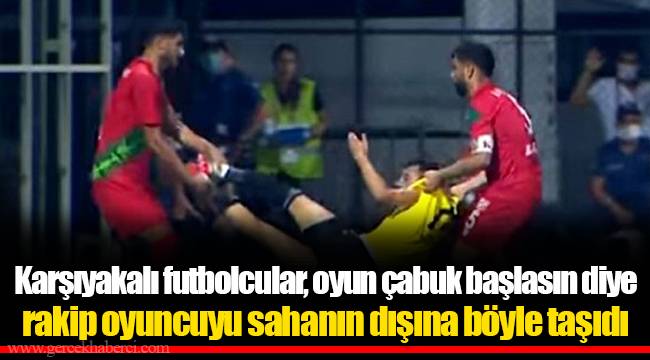 Karşıyakalı futbolcular, oyun çabuk başlasın diye rakip oyuncuyu sahanın dışına böyle taşıdı