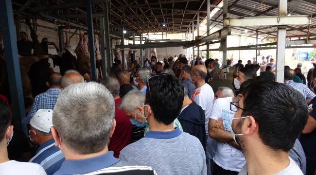 Kurban telaşı sosyal mesafeyi unutturdu