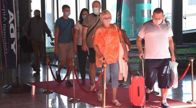 Muğla'ya gelen İngiliz turistler, kırmızı halıyla karşılandı