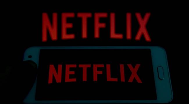 Netflix'in 'Şimdiki Aklım Olsaydı' dizisi eşcinsel karakter nedeniyle iptal edildi