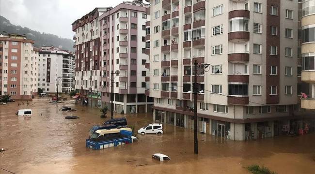 Rize'de şiddetli yağış nedeniyle dere taştı