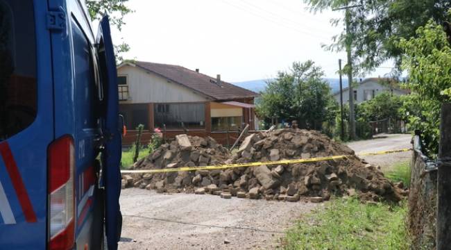 Sakarya'da 27 hanelik sokağı moloz dökerek karantinaya aldılar