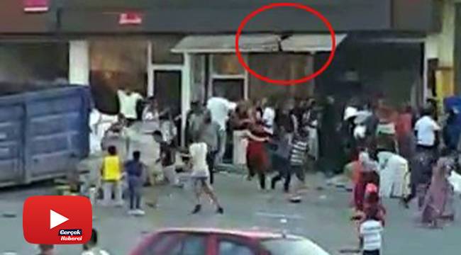 Sandalyelerin havada uçuştuğu komşu kavgası kamerada