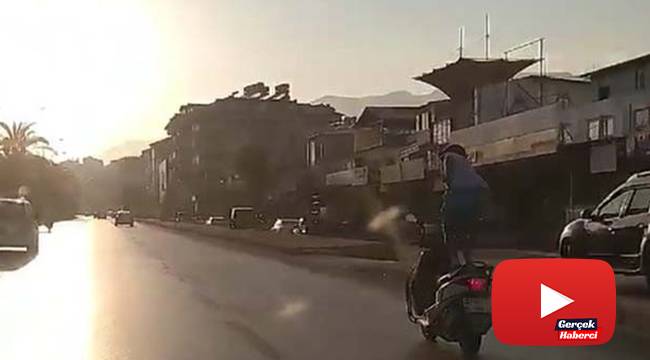 Seyir halindeki motosikletin üzerinde ayağa kalkıp ölüme meydan okudu