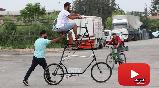 Sosyal mesafeyi korumak için 2 buçuk metre uzunluğunda bisiklet yaptı