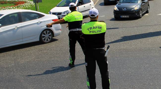 Trafik uygulamasında polise rüşvet teklifi
