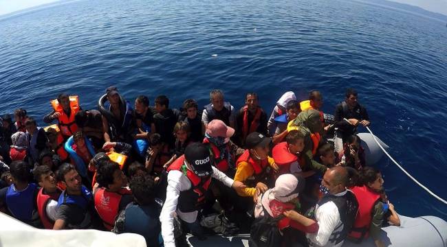 Türk kara sularına itilen 126 sığınmacı kurtarıldı
