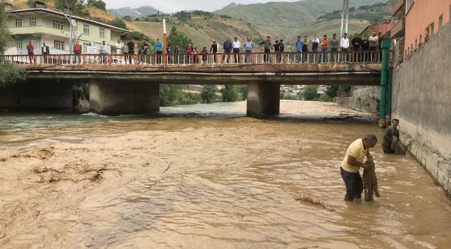 Van-Çatak kara yolu selden dolayı kapandı