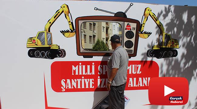 Vatandaşlar inşaat çalışmalarını televizyon şeklinde pencereden izliyor