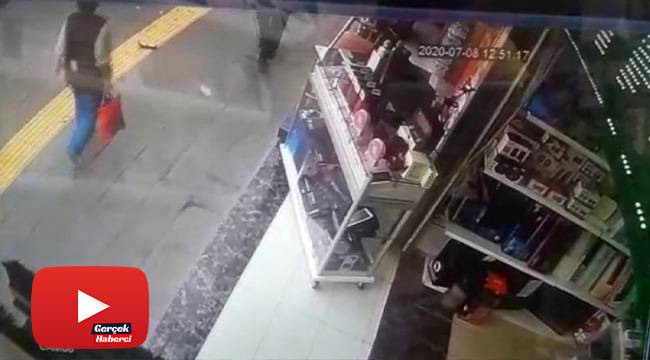 Yerde bulduğu içi para dolu cüzdanı kendi cüzdanıymış gibi çantasına attı
