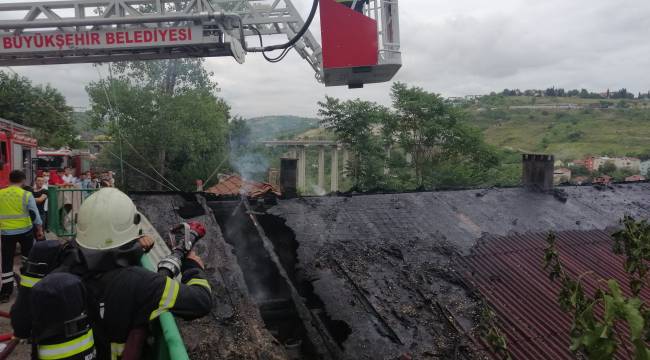 Yoldan atılan izmarit evin çatısını küle çevirdi