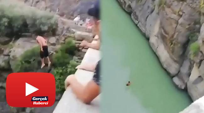 24 metre yükseklikten suya atlayan genç, yürekleri ağza getirdi