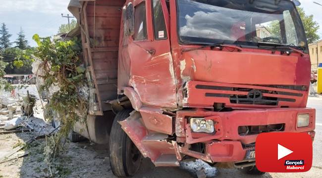 Alçı yüklü kamyon duvara çarptı o anlar kameralara yansıdı