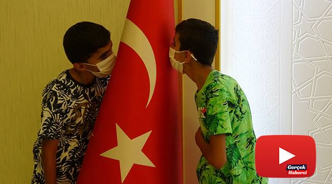 Alnı öpülesi çocuklardan alkışlanacak hareket