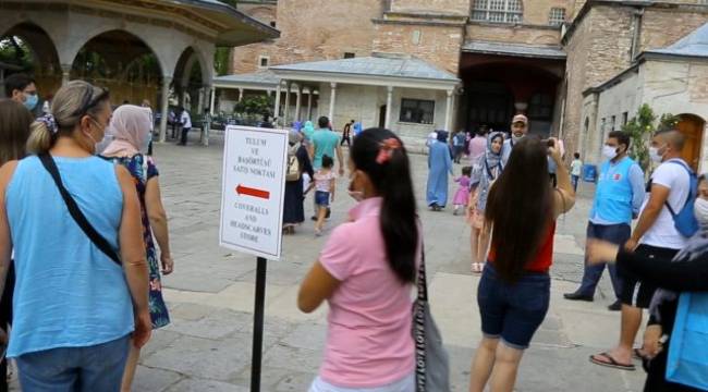 Ayasofya Camii girişlerine kıyafet düzenlemesi: Şortlu ve dekolteli girmek yasak
