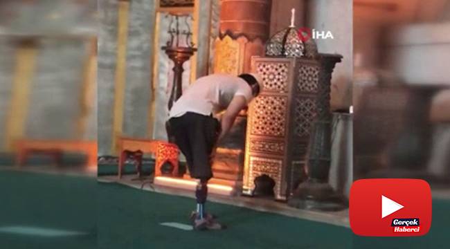 Ayasofya Camii'nde protez ayaklarıyla namaz kılan gencin görüntüsü duygulandırdı