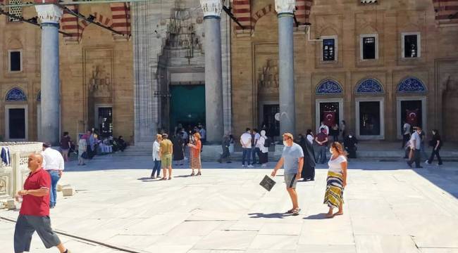 Bakan Koca'nın 'vaka az' dediği Edirne'ye, bayramda binlerce kişi akın etti