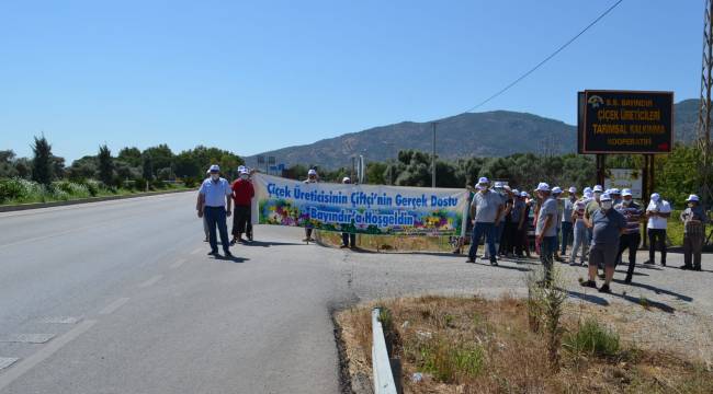 BAYÇİKOOP üyelerinden Başkan Soyer’e pankartlı selamlama
