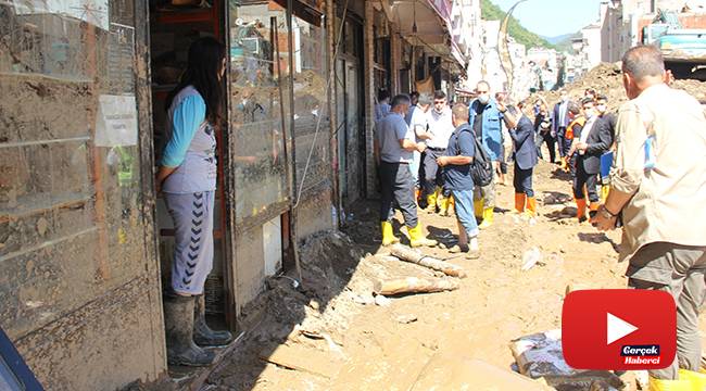 Dereli’de önü toprak ve taş yığınlarından arındırılan dükkanlarda temizlik sürüyor