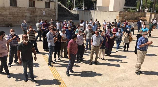 "Düğün yapmak istiyoruz" diyerek Valilik önünde toplandılar: Yasaklar bu hafta sonu için iptal edildi
