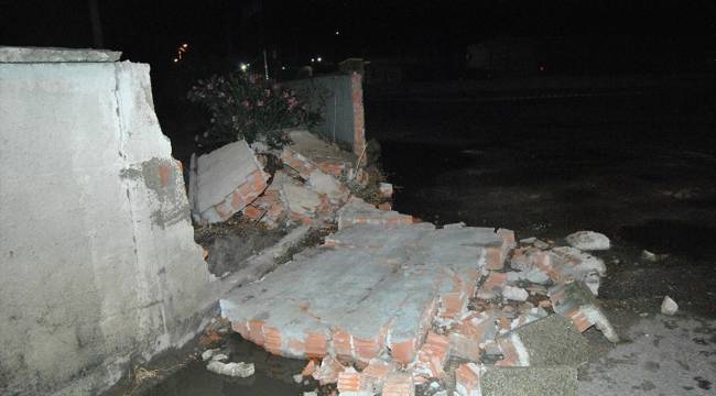 İzmir'de şiddetli yağış ve rüzgar: Beton duvarlar yıkıldı