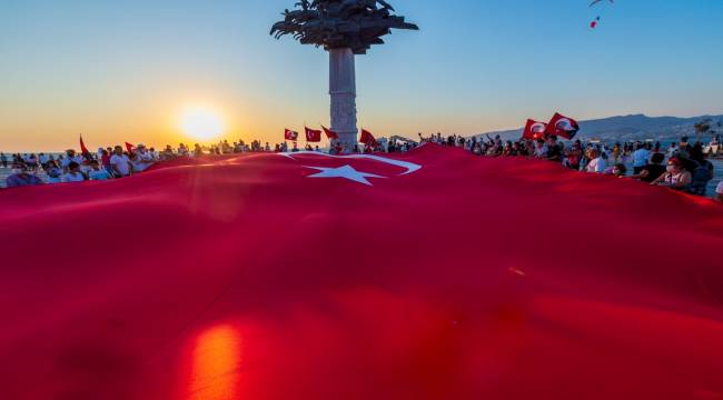 İzmir semalarında zafer kutlaması
