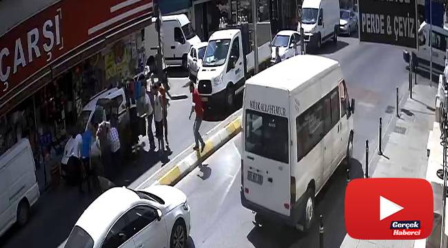 Kaza yapan motosikletlinin yardımına esnaf ve sürücüler koştu