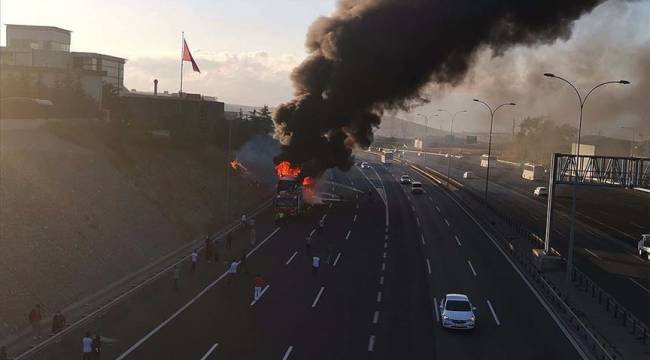 Kocaeli'de seyir halindeki yolcu otobüsü yandı